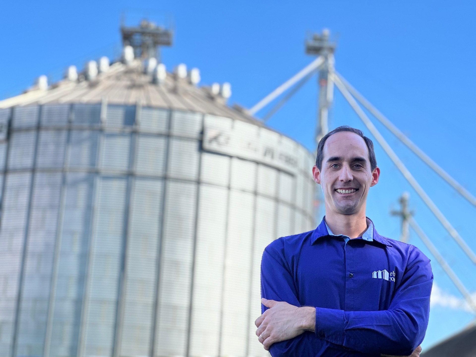 Eduardo Ferraz Monteiro, fundador da WebSilos, em frente a um silo